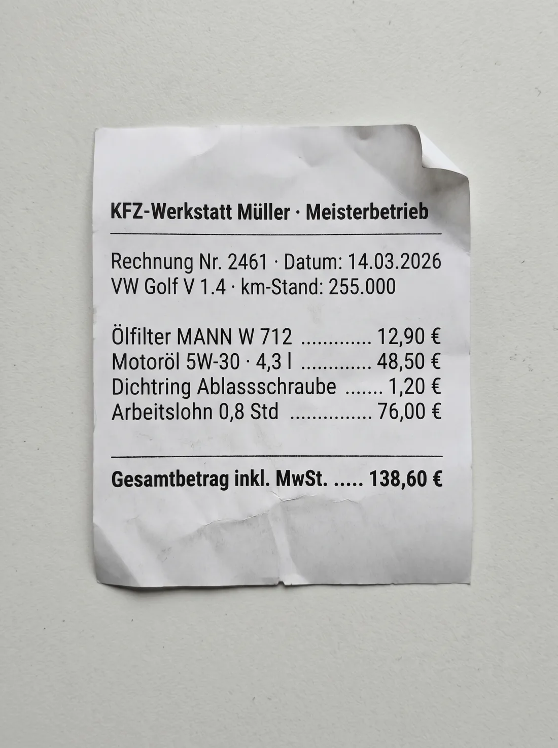 Foto einer Werkstatt-Rechnung: Ölfilter, Motoröl, Dichtring, Arbeitslohn – Gesamtbetrag 138,60 Euro